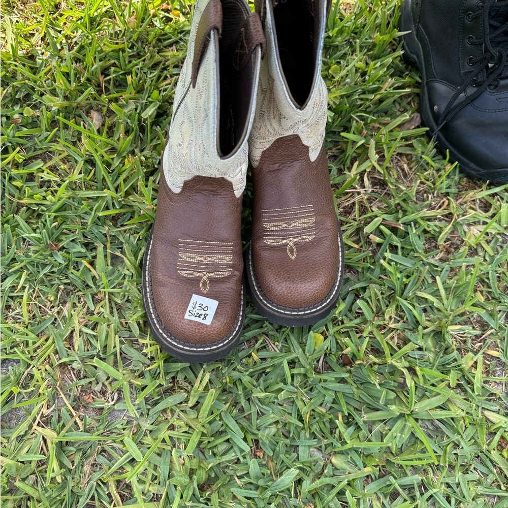 Ariat size 8 women’s boots BRAND NEW